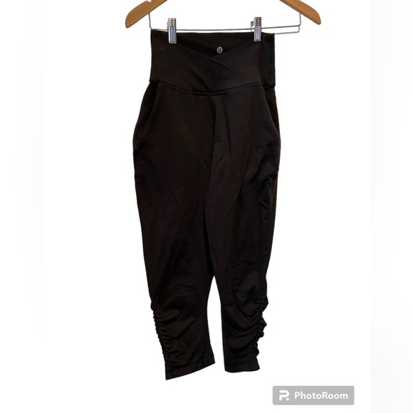 lululemon athletica Pants - Lululemon cropped Scrunched Sides Size 4